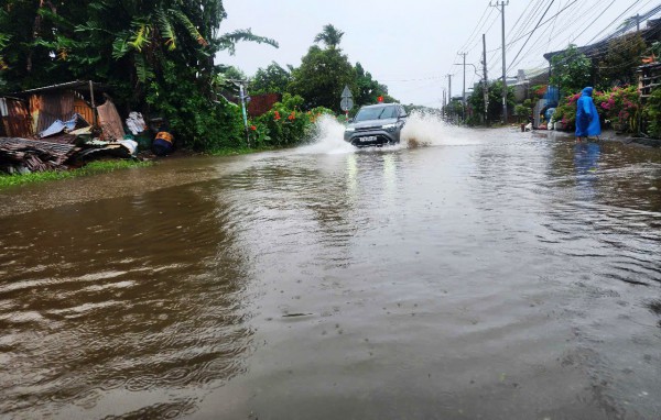 Bão số 10: Cận cảnh QL14B cũ ngập sâu, phương tiện gặp khó khăn
