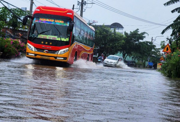 Bão số 10: Cận cảnh QL14B cũ ngập sâu, phương tiện gặp khó khăn