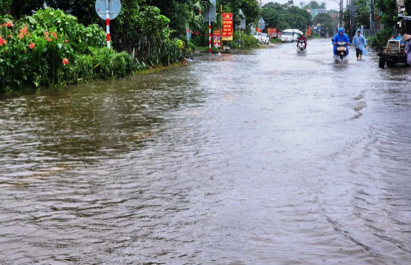 Bão số 10: Cận cảnh QL14B cũ ngập sâu, phương tiện gặp khó khăn