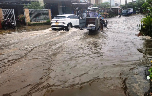Bão số 10: Cận cảnh QL14B cũ ngập sâu, phương tiện gặp khó khăn