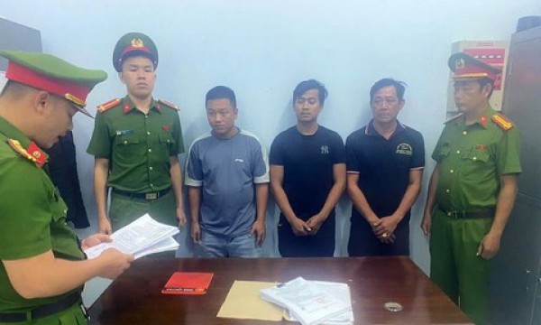 Bắt khẩn cấp 3 tài xế chặn xe đánh nhau vì 