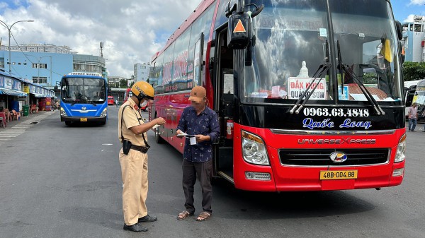 Bị CSGT TP.HCM xử phạt, tài xế xe khách khai uống rượu bia từ tối hôm trước