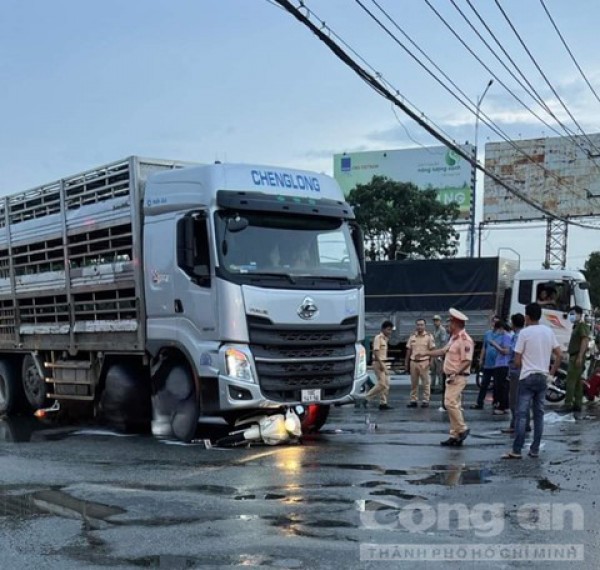 Bình Dương: Xe tải ôm cua cán tử vong 2 vợ chồng công nhân