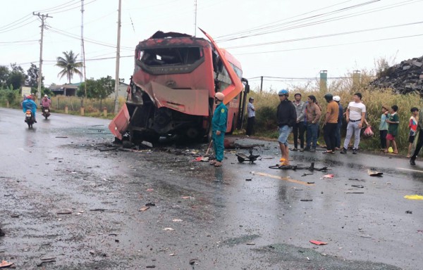 Bình Phước: 2 xe khách va chạm khiến 1 người tử vong, 2 người bị thương