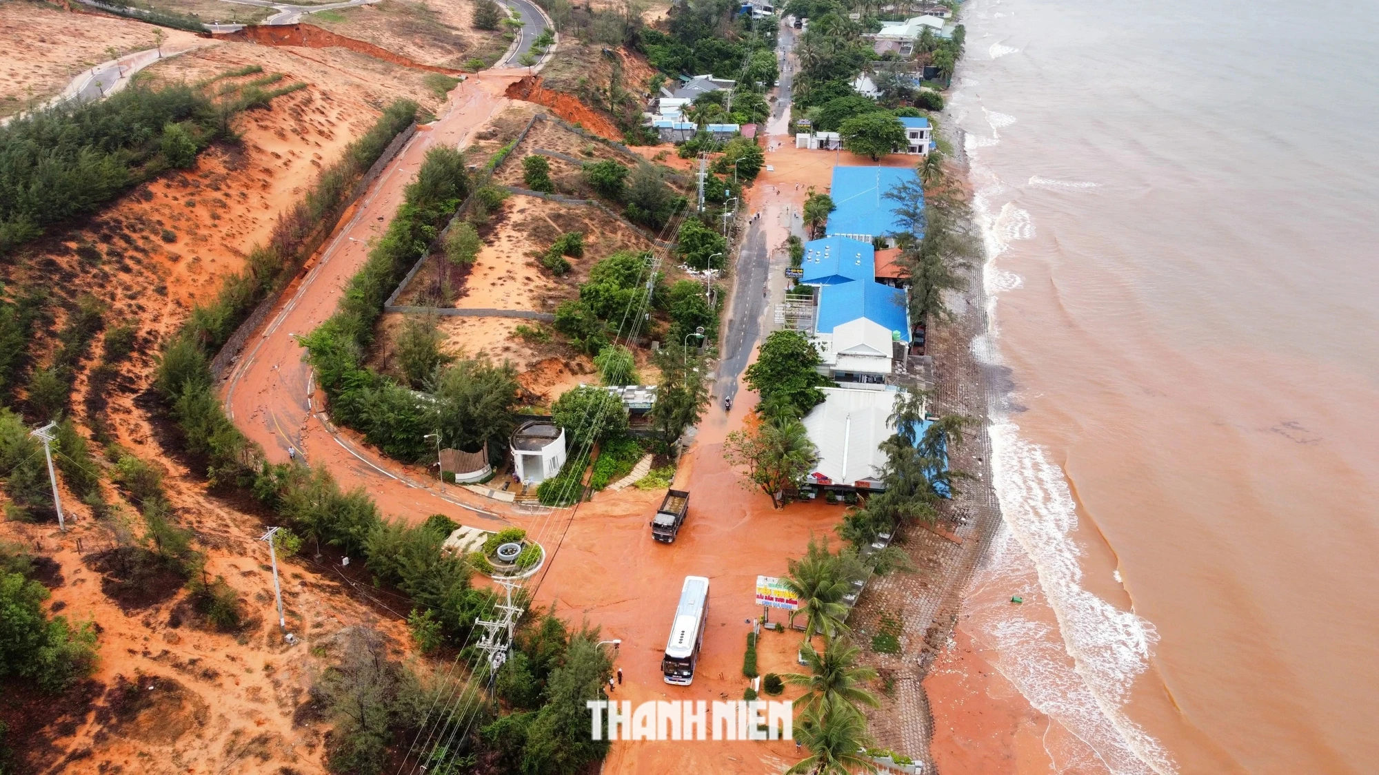 Bình Thuận: Sạt lở nghiêm trọng, tê liệt tuyến đường ven biển Mũi Né