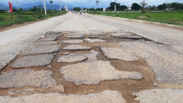 Bình Định: Xe chở cát băm nát tỉnh lộ 636