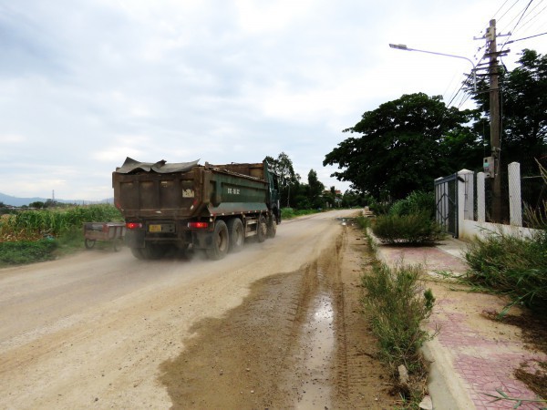 Bình Định: Xe chở cát băm nát tỉnh lộ 636