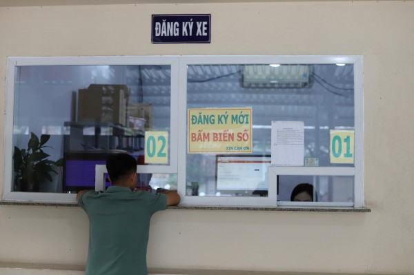 Bộ Công an thí điểm giao dịch chuyển quyền sở hữu xe qua VneID tại TPHCM