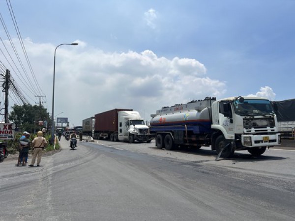 Bốn ô tô tông liên hoàn, cửa ngõ phía Đông TPHCM ùn tắc