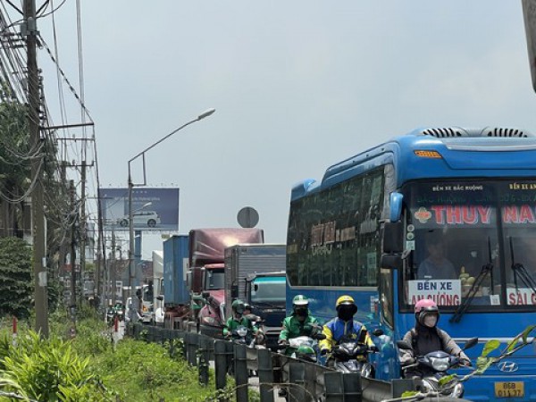 Bốn ô tô tông liên hoàn, cửa ngõ phía Đông TPHCM ùn tắc