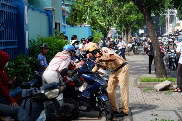 CSGT Công an TPHCM đảm bảo an toàn giao thông tại các điểm thi vào lớp 10