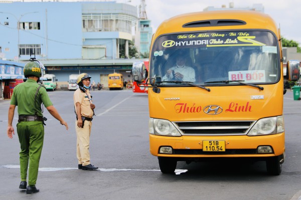 CSGT TPHCM “siết” ý thức lái xe, chủ xe ở Bến xe Miền Đông