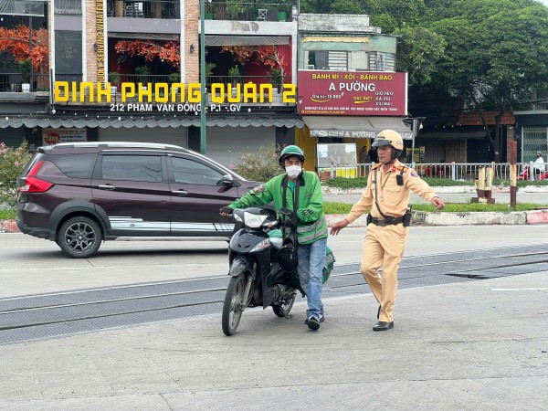 CSGT TP.HCM xử lý nhiều tài xế băng ngang đường ray xe lửa