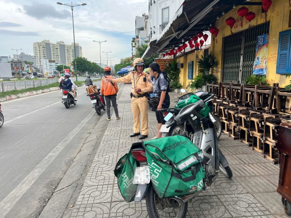 CSGT TP.HCM xử lý nhiều tài xế băng ngang đường ray xe lửa