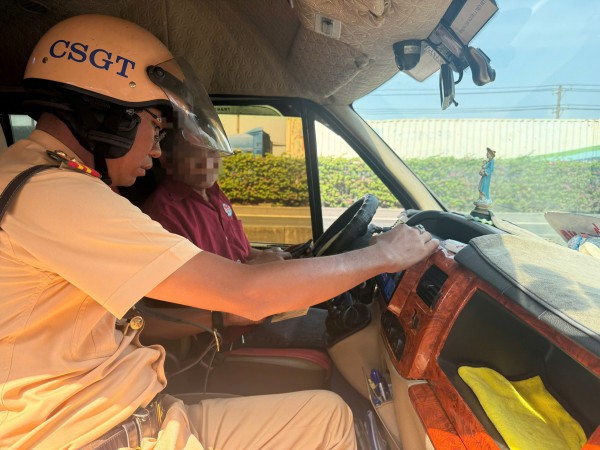 CSGT TPHCM xử lý nhiều xe khách vi phạm giao thông từ kiểm tra camera buồng lái