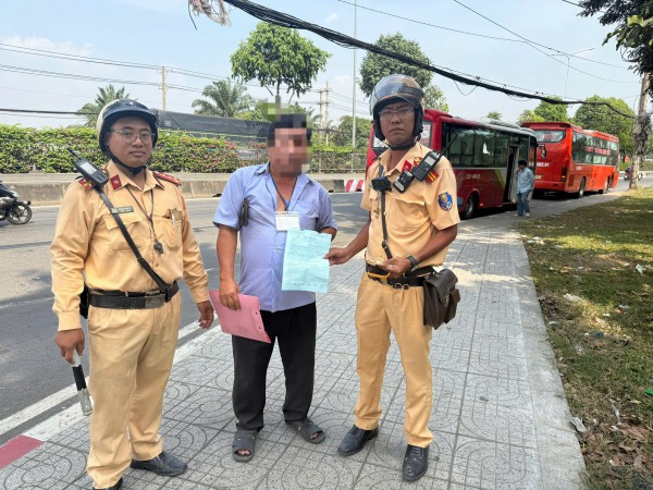 CSGT TPHCM xử lý nhiều xe khách vi phạm giao thông từ kiểm tra camera buồng lái