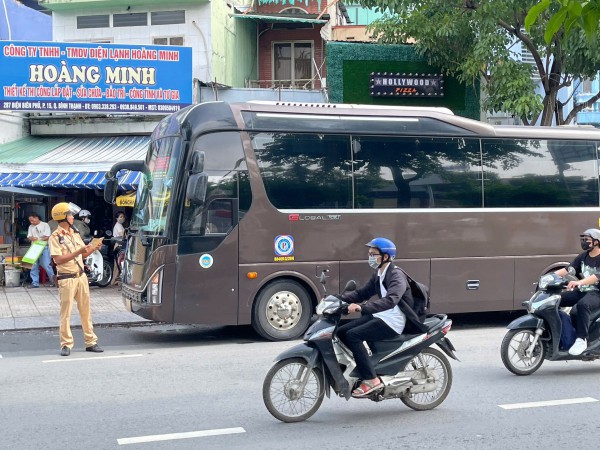 CSGT TP.HCM xử lý nhiều xe khách vi phạm trên đường Điện Biên Phủ