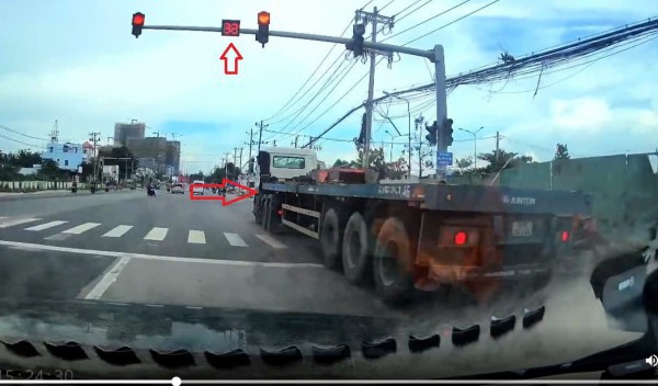 CSGT TP.HCM xử lý tài xế đầu kéo vượt đèn đỏ trên quốc lộ 13