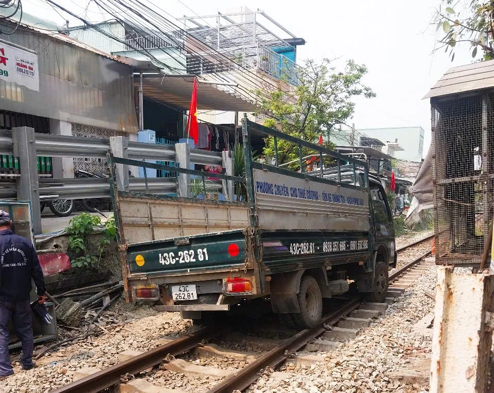 CSGT Đà Nẵng giải cứu, xử phạt xe tải nằm chắn ngang đường sắt CSGT Đà Nẵng giải cứu, xử phạt xe tải nằm chắn ngang đường sắt