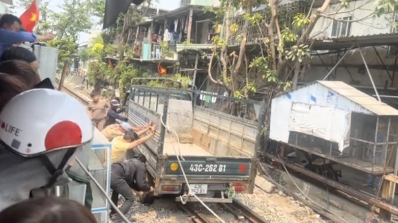 CSGT Đà Nẵng giải cứu, xử phạt xe tải nằm chắn ngang đường sắt CSGT Đà Nẵng giải cứu, xử phạt xe tải nằm chắn ngang đường sắt