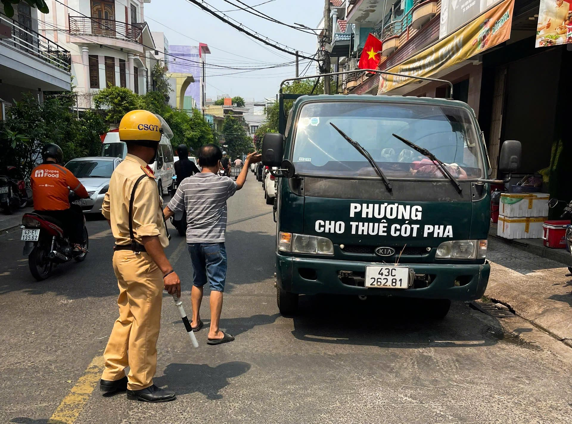 CSGT Đà Nẵng giải cứu, xử phạt xe tải nằm chắn ngang đường sắt CSGT Đà Nẵng giải cứu, xử phạt xe tải nằm chắn ngang đường sắt
