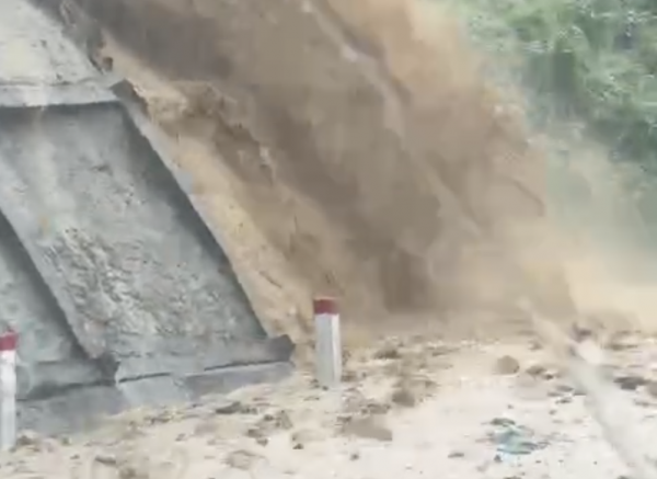 CSGT đội mưa phân luồng giao thông, khắc phục sạt lở đèo An Khê