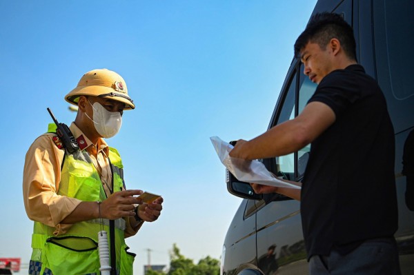 CSGT kiểm tra lỗi chạy quá tốc độ, tài xế bị 