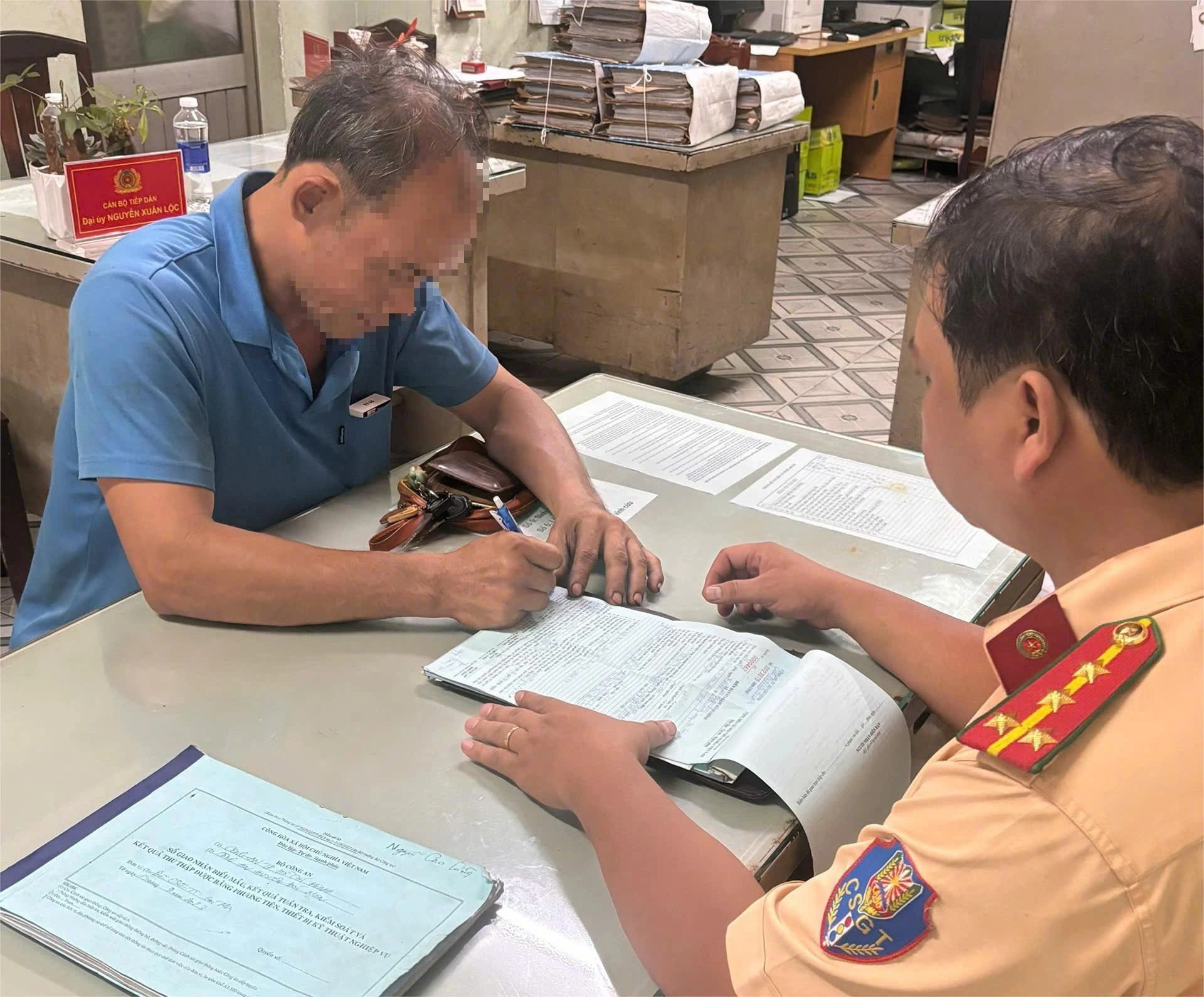 CSGT mời làm việc tài xế xe ben làm đổ bùn đất trên đường Nguyễn Văn Bứa CSGT mời làm việc tài xế xe ben làm đổ bùn đất trên đường Nguyễn Văn Bứa
