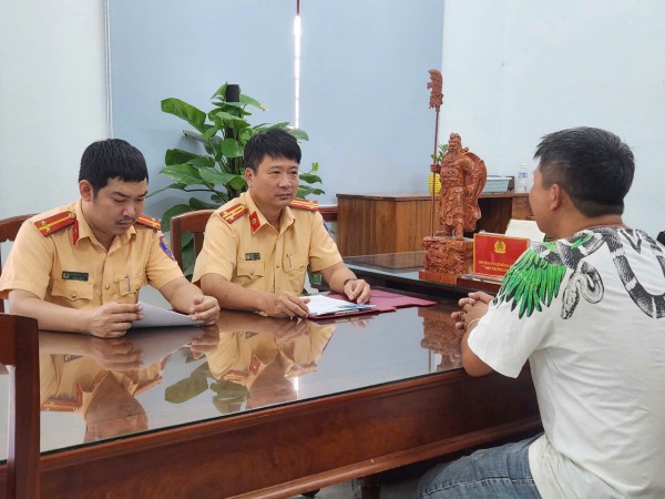 CSGT tỉnh Bình Định vạch trần 2 người gian dối khi nộp phạt giao thông CSGT tỉnh Bình Định vạch trần 2 người gian dối khi nộp phạt giao thông