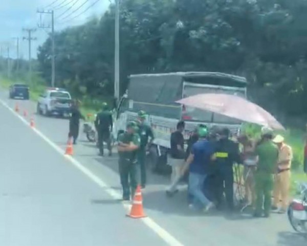 CSGT truy đuổi 10km chặn bắt chiếc xe tải không chấp hành hiệu lệnh