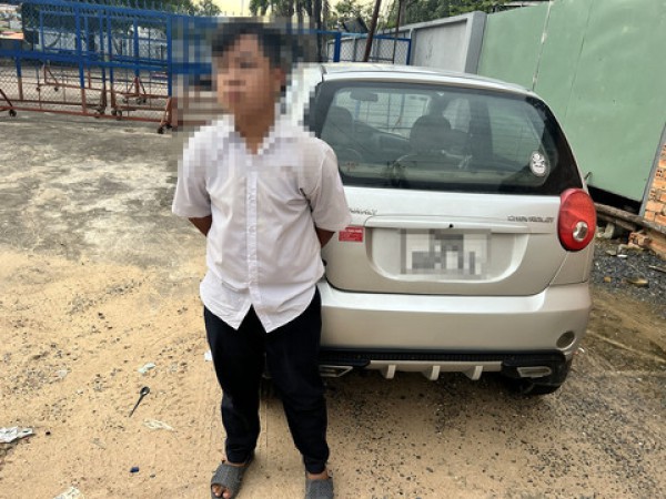 CSGT tuần tra phát hiện thiếu niên 15 tuổi lái ô tô trên đường