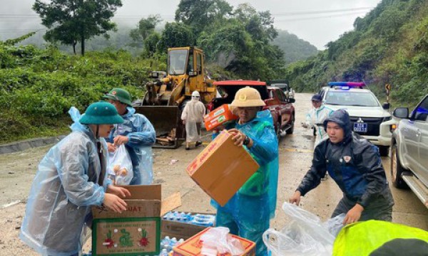 CSGT vượt đèo Lò Xo sạt lở nghiêm trọng để cứu trợ tài xế bị cô lập CSGT vượt đèo Lò Xo sạt lở nghiêm trọng để cứu trợ tài xế bị cô lập