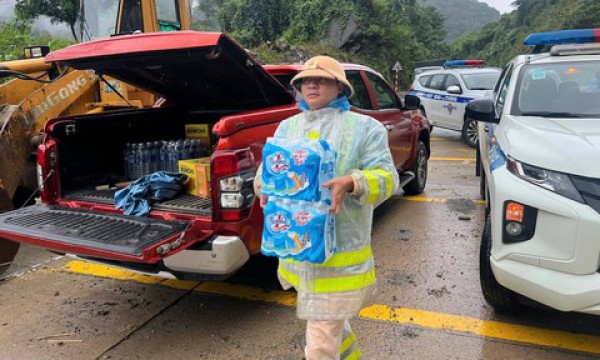 CSGT vượt đèo Lò Xo sạt lở nghiêm trọng để cứu trợ tài xế bị cô lập CSGT vượt đèo Lò Xo sạt lở nghiêm trọng để cứu trợ tài xế bị cô lập