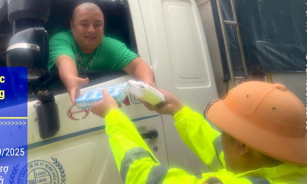 CSGT vượt đèo Lò Xo sạt lở nghiêm trọng để cứu trợ tài xế bị cô lập CSGT vượt đèo Lò Xo sạt lở nghiêm trọng để cứu trợ tài xế bị cô lập