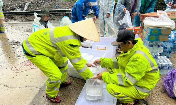 CSGT vượt đèo Lò Xo sạt lở nghiêm trọng để cứu trợ tài xế bị cô lập CSGT vượt đèo Lò Xo sạt lở nghiêm trọng để cứu trợ tài xế bị cô lập