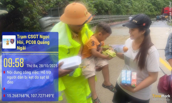 CSGT vượt đèo Lò Xo sạt lở nghiêm trọng để cứu trợ tài xế bị cô lập CSGT vượt đèo Lò Xo sạt lở nghiêm trọng để cứu trợ tài xế bị cô lập