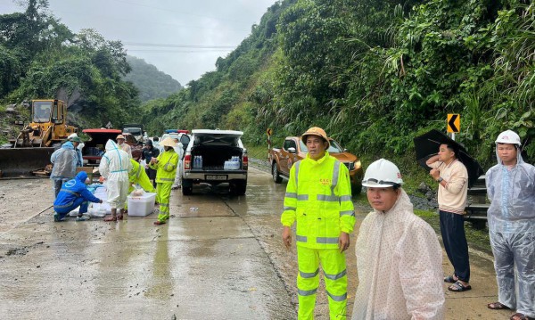CSGT vượt đèo Lò Xo sạt lở nghiêm trọng để cứu trợ tài xế bị cô lập CSGT vượt đèo Lò Xo sạt lở nghiêm trọng để cứu trợ tài xế bị cô lập