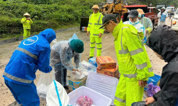 CSGT vượt đèo Lò Xo sạt lở nghiêm trọng để cứu trợ tài xế bị cô lập CSGT vượt đèo Lò Xo sạt lở nghiêm trọng để cứu trợ tài xế bị cô lập