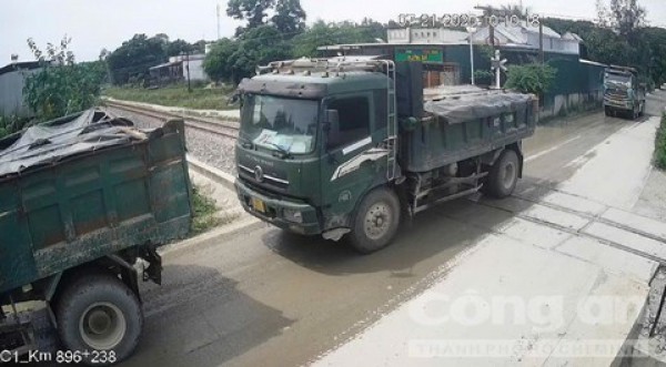 CSGT xử phạt nghiêm tài xế xe ben dừng trên đường sắt