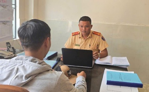 CSGT xử phạt nghiêm tài xế xe ben dừng trên đường sắt