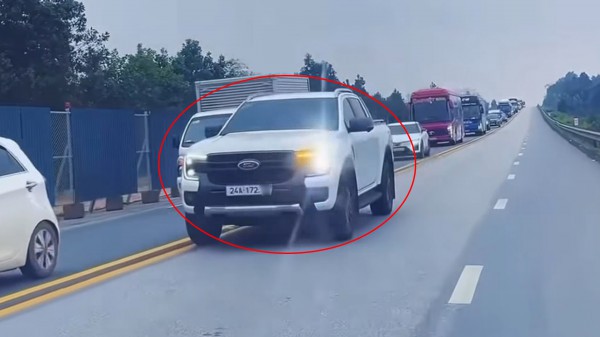 CSGT xử phạt tài xế lái xe bán tải 