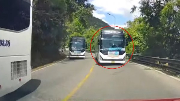 CSGT xử phạt tài xế lái xe khách chở học sinh vượt 