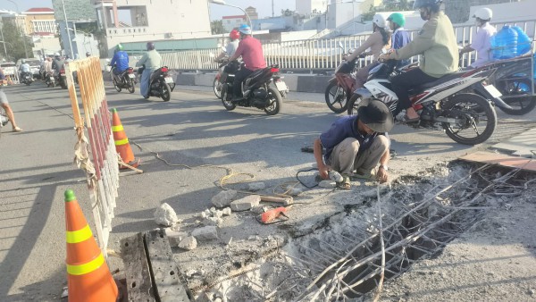 Cà Mau: Thi công cầu Huỳnh Thúc Kháng gây lo ngại an toàn giao thông giờ cao điểm