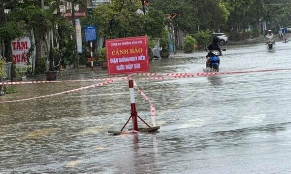 Cấm các phương tiện đường bộ đi vào vùng tâm bão từ Thanh Hóa đến Quảng Trị