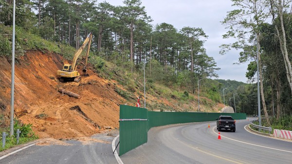 Cấm lưu thông qua đèo Prenn trong 1 tuần để khắc phục sạt lở