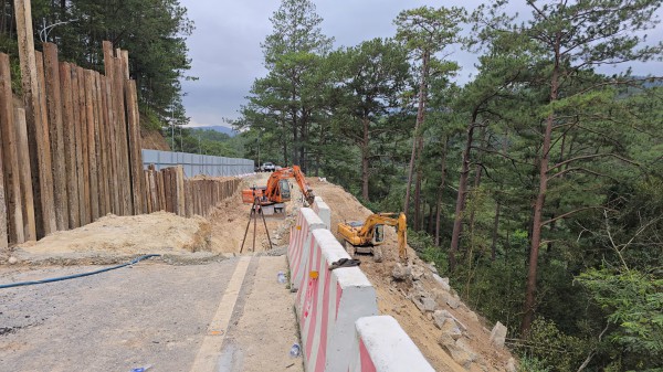 Cấm lưu thông qua đèo Prenn trong 1 tuần để khắc phục sạt lở