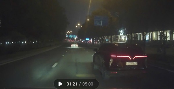 Cận cảnh ô tô “tạt đầu” xe khác như diễn xiếc trên đại lộ Mai Chí Thọ