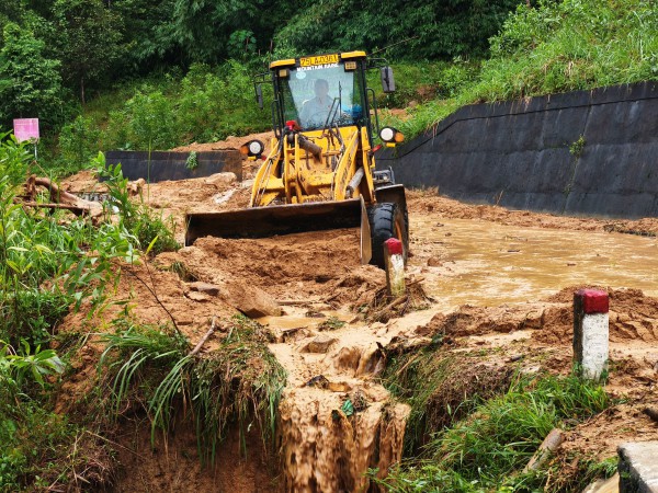 Cận cảnh sạt lở nghiêm trọng trên tuyến QL49 nối trung tâm TP.Huế - A Lưới Cận cảnh sạt lở nghiêm trọng trên tuyến QL49 nối trung tâm TP.Huế - A Lưới
