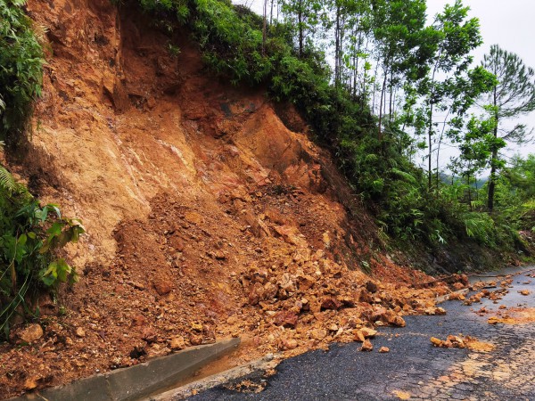 Cận cảnh sạt lở nghiêm trọng trên tuyến QL49 nối trung tâm TP.Huế - A Lưới Cận cảnh sạt lở nghiêm trọng trên tuyến QL49 nối trung tâm TP.Huế - A Lưới
