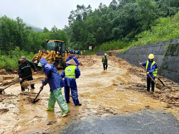 Cận cảnh sạt lở nghiêm trọng trên tuyến QL49 nối trung tâm TP.Huế - A Lưới Cận cảnh sạt lở nghiêm trọng trên tuyến QL49 nối trung tâm TP.Huế - A Lưới